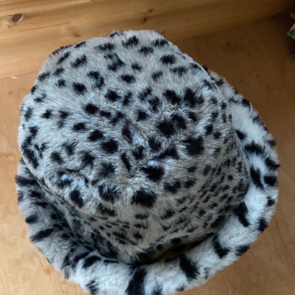 Faux Fur Snow Leopard Print Hat - Picture 4 of 9